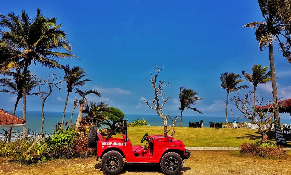 Aktivitas jeep wisata di Gumuk Pasir Jogja untuk program outing kantor adventure