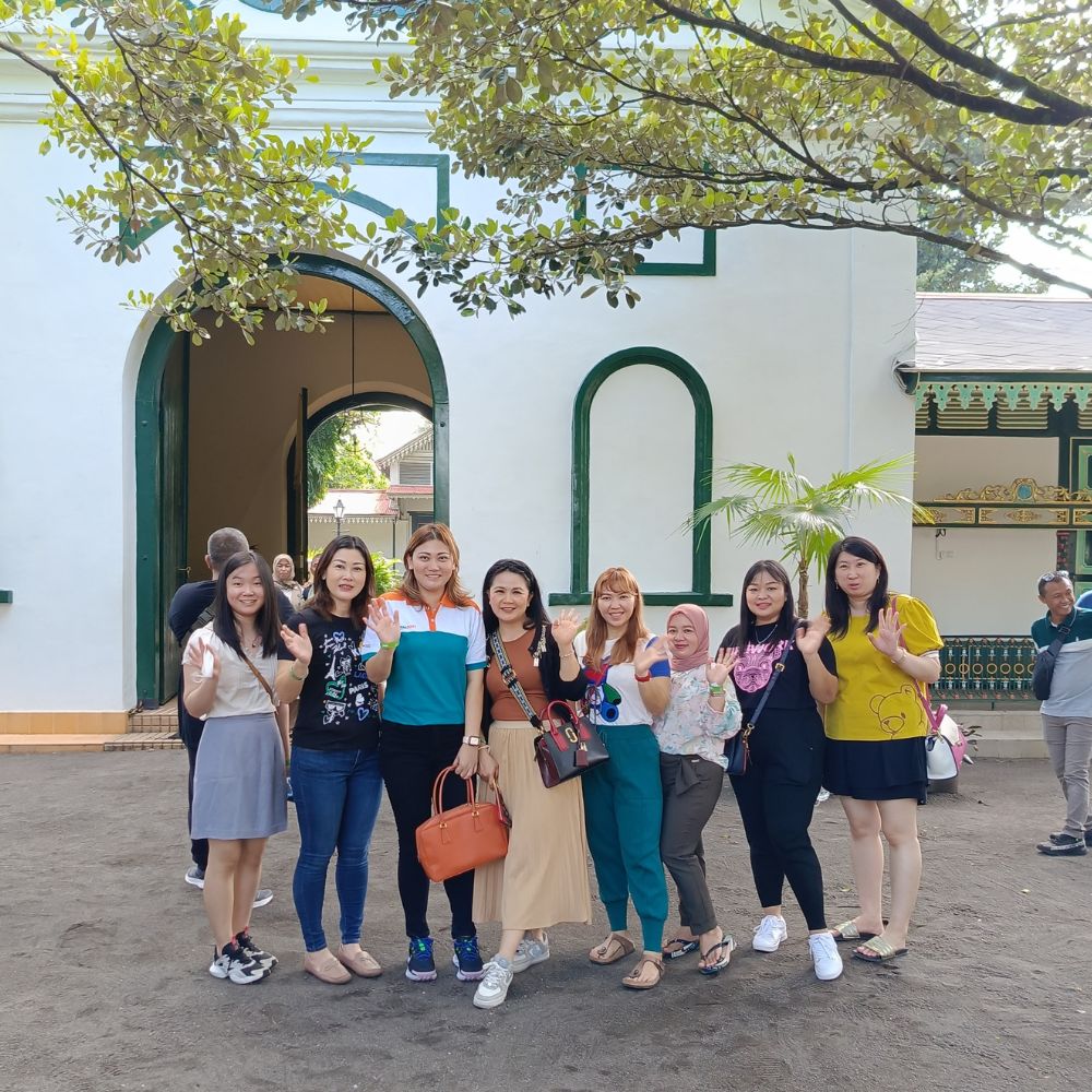 Tour-leader-EO-Jogja-sedang-memandu-wisatawan