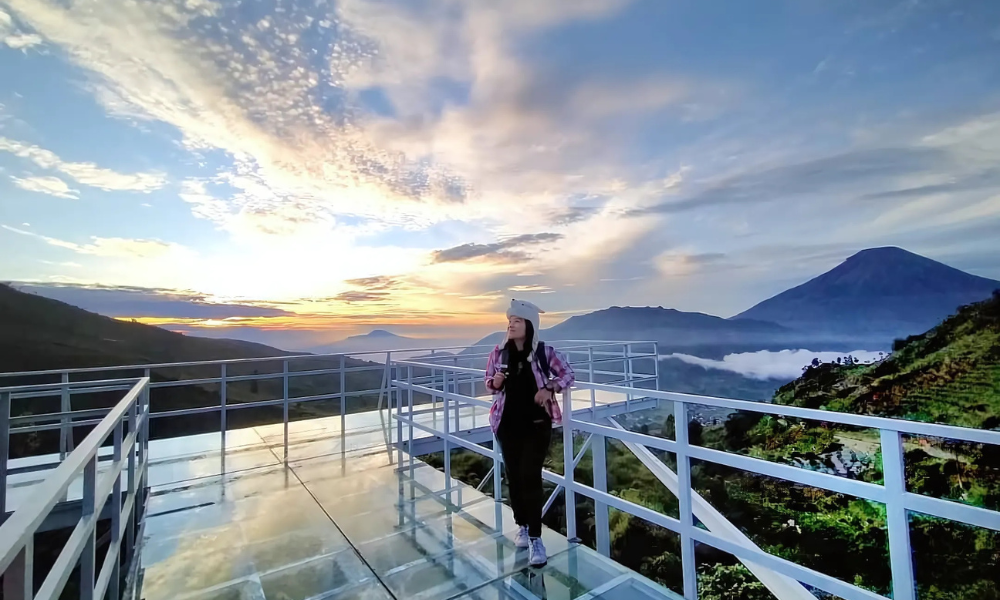 gambar jembatan kaca maha sky batu angkruk