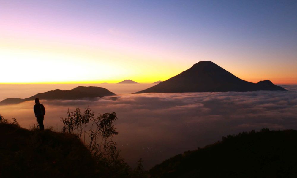 Sunrise Bukit Sikunir Dieng dari Paket Wisata Java Tourism